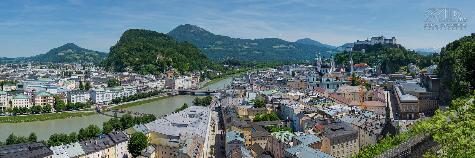 Oostenrijk - Salzburg en Hohensalzburg Zicht op de stad Salzburg en de indrukwekkende burcht Hohensalzburg vanaf de Mönchsberg Stefan Cruysberghs